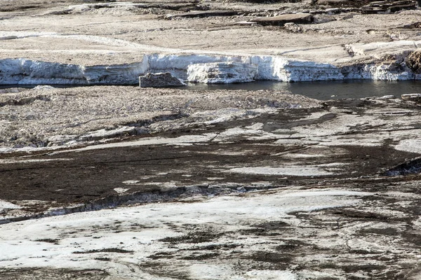 Grónském ledu na břehu řeky, Island — Stock fotografie