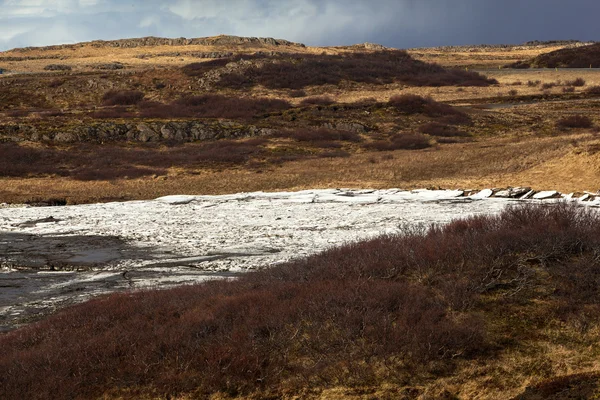 Na brzegu rzeki, Islandia topniejącego lodu — Zdjęcie stockowe