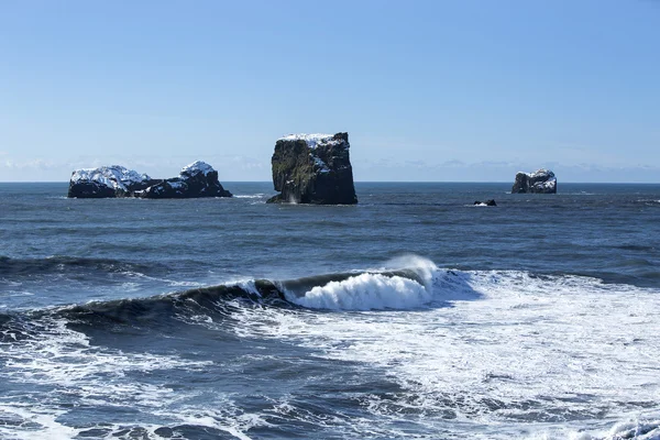 Πέτρες βασάλτη στον ωκεανό, Vik, Ισλανδία — Φωτογραφία Αρχείου