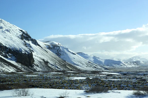 Snötäckta bergslandskap, Island — Stockfoto