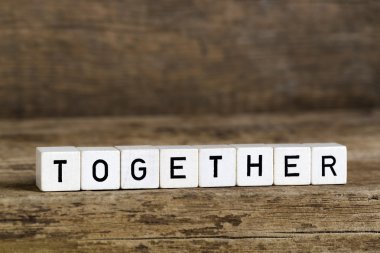 Kelime birlikte küpleri içinde yazılı