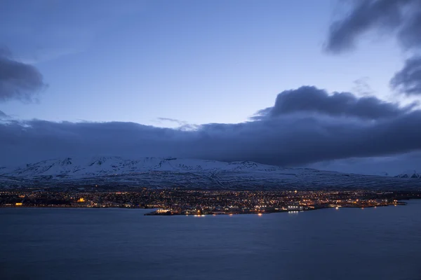 Isländska staden Akureyri på natten — Stockfoto