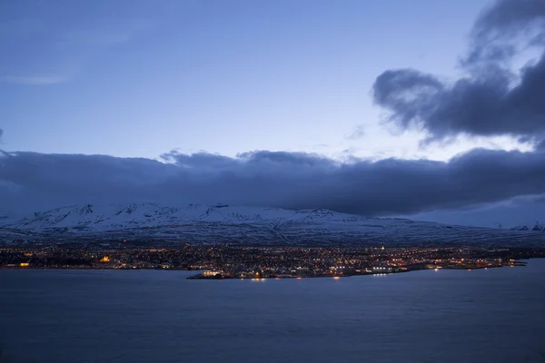 IJslandse stad Akureyri nachts — Stockfoto