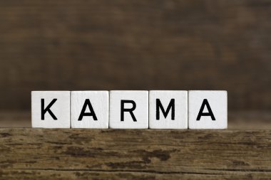 Küpleri içinde yazılı kelime karması