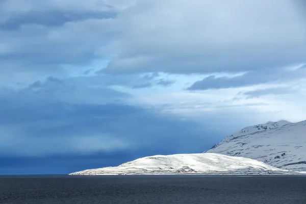 Tiro de amplo panorama da paisagem de montanha do inverno, Islândia — Fotografia de Stock