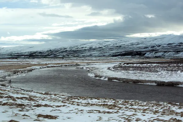 Strzał szeroką panoramę zimowy krajobraz górski, Islandia — Zdjęcie stockowe