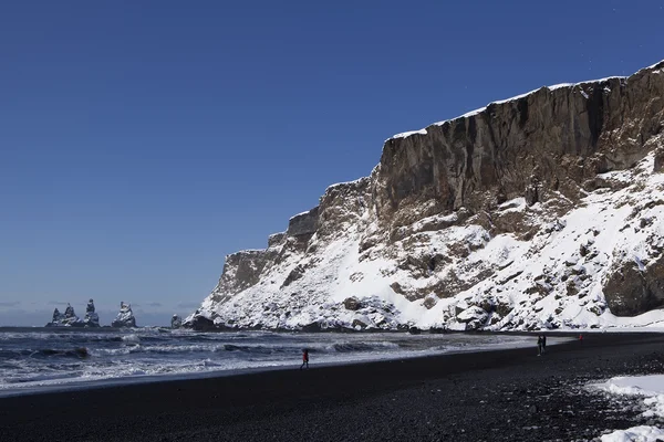 Lente larga cattura dei tre pinnacoli di Vik, Islanda in wint — Foto Stock