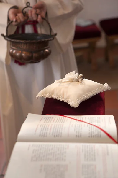 Anillos de boda en la iglesia — Foto de Stock