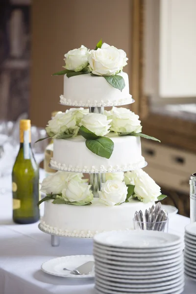 Tarta de boda blanca con rosas —  Fotos de Stock