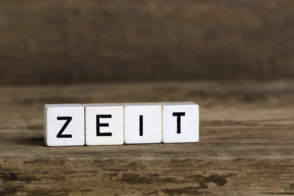 La palabra alemana tiempo escrito en cubos — Foto de Stock