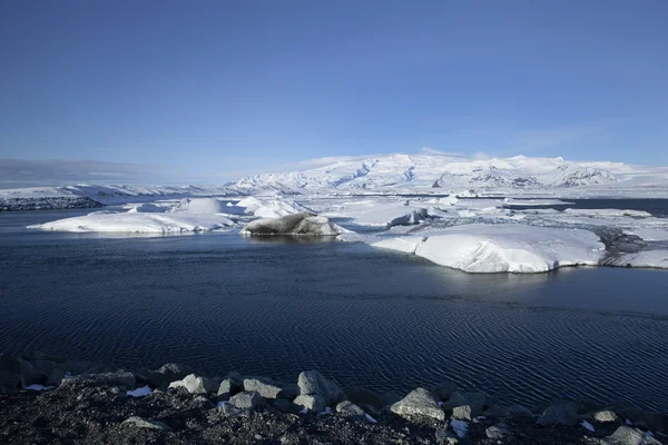 Ice floes op gletsjer lagune Jokulsarlon, IJsland — Stockfoto