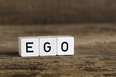 Küpleri içinde yazılı kelime ego