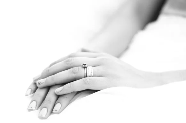 Manicura y anillos de novia — Foto de Stock