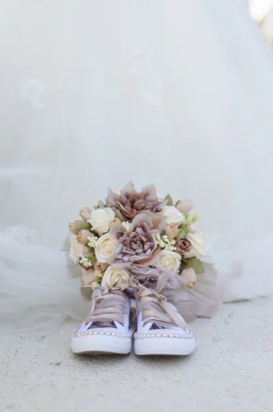 Весільний букет і кросівки — стокове фото