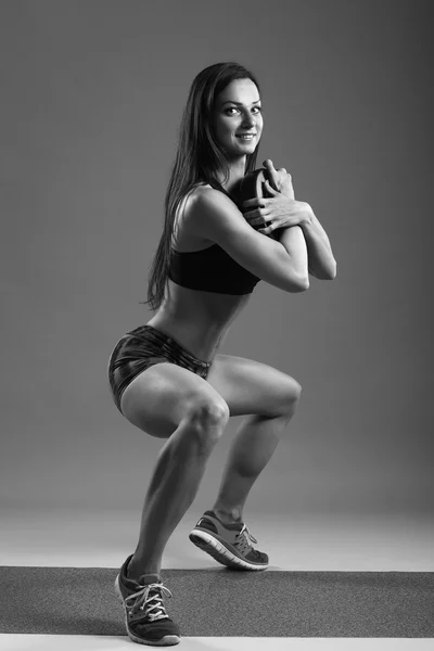 Fitness chica levantamientos pesos — Foto de Stock