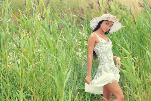 Jonge vrouw in een witte jurk — Stockfoto