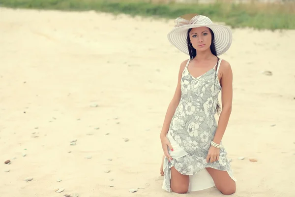 Jovem mulher em um vestido branco — Fotografia de Stock