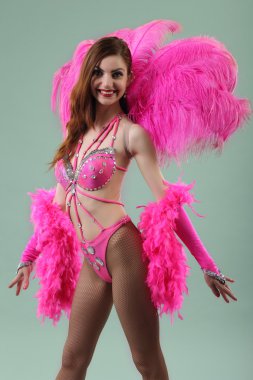 Stüdyo arka plan üzerinde poz güzel dansçı