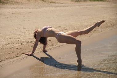 Kumsalda bikinili güzel bir kadın.