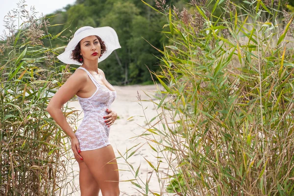 Giovane Donna Sexy Sulla Spiaggia Selvaggia Bianco — Foto Stock