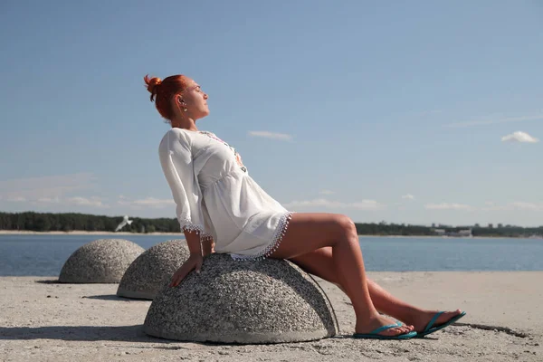 Щаслива Жінка Літній Сукні Біля Моря — стокове фото