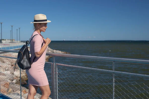 Mulher Vestido Casual Chapéu Com Mochila — Fotografia de Stock