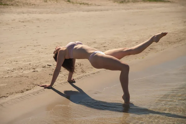 Wanita Cantik Dengan Bikini Pantai — Stok Foto