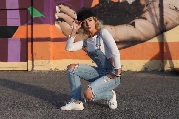 Mujer Joven Fondo Una Pared Colorida — Foto de Stock