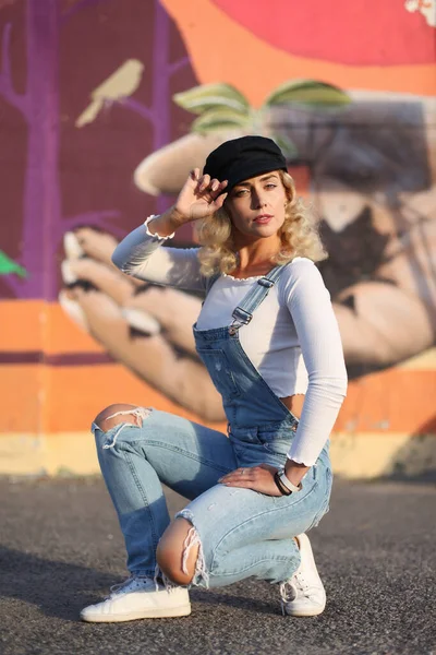 Mujer Joven Fondo Una Pared Colorida — Foto de Stock