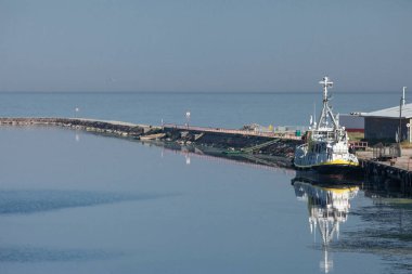 Sabah deniz manzarası İskele ve beyaz kalkış