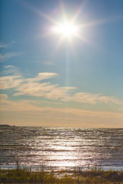 Küçük dalgalı deniz yaz manzarası.