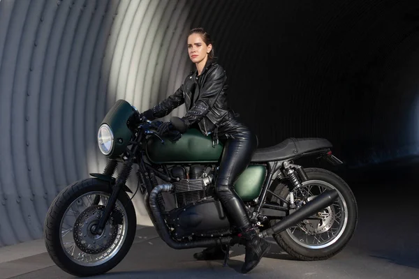 Молодая Красивая Женщина Черном Мотоциклом — стоковое фото