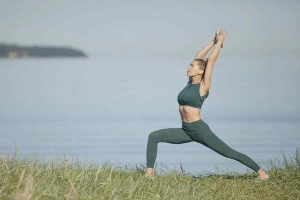 Yoga Kvinna Gröna Sportkläder Avkopplande Sjövägen — Stockfoto