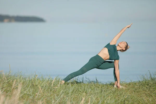 Mujer Yoga Ropa Deportiva Verde Relajante Por Mar — Foto de Stock
