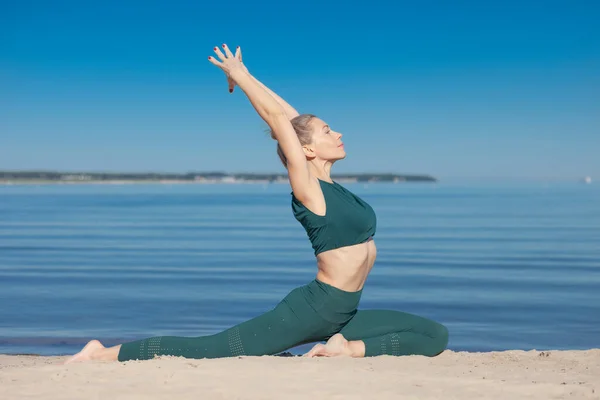 Yoga Kvinna Gröna Sportkläder Avkopplande Sjövägen — Stockfoto