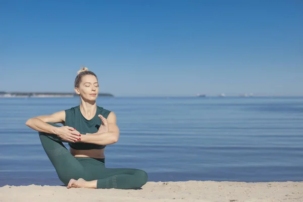 Yoga Frau Grüner Sportbekleidung Entspannt Meer — Stockfoto
