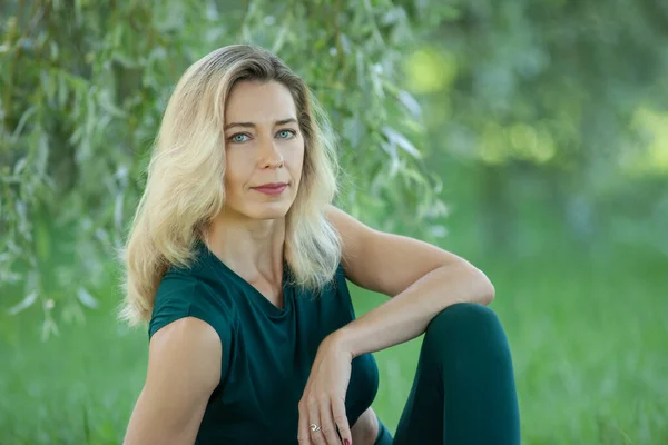 Retrato Bela Mulher Madura Relaxante Livre — Fotografia de Stock