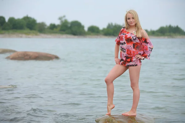 Jong Schoonheid Vrouw Met Bikini Zee Achtergrond — Stockfoto