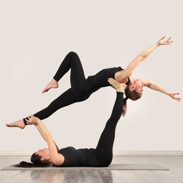 Dos Mujeres Delgadas Están Haciendo Yoga Interior —  Fotos de Stock