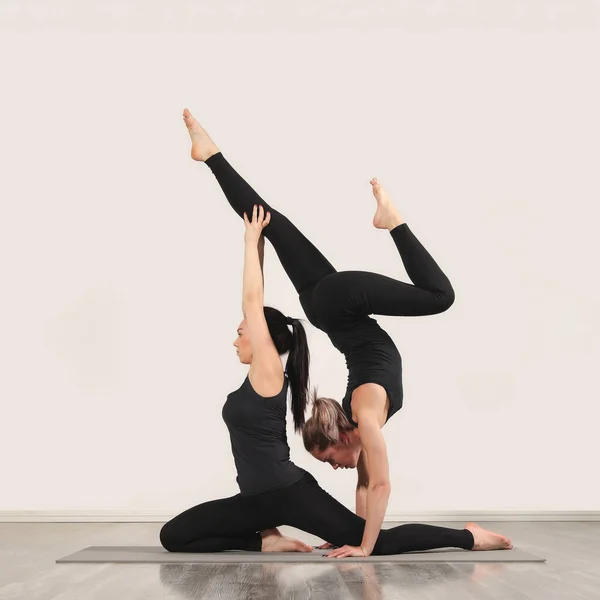 Twee Slanke Vrouw Doen Yoga Binnen — Stockfoto