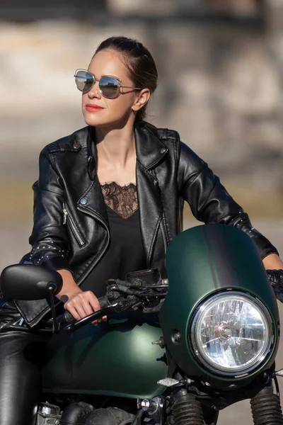 Молодая Красивая Женщина Черном Мотоциклом — стоковое фото