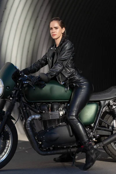 Jeune Belle Femme Noir Avec Une Moto — Photo