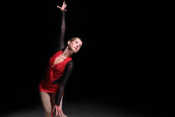 Jovem Mulher Figura Patinador Fundo Escuro — Fotografia de Stock