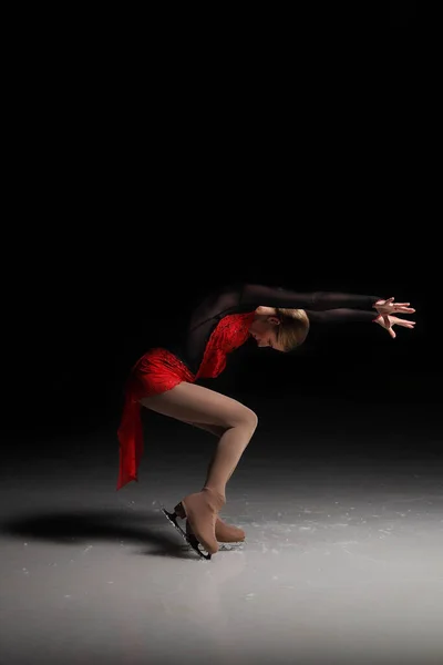 Mujer Joven Patinador Artístico Sobre Fondo Oscuro —  Fotos de Stock