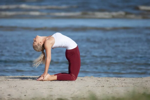 Yoga Kvinna Sportkläder Avkopplande Sjövägen — Stockfoto