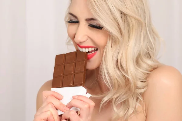 Giovane Donna Con Cioccolato Latte Uno Sfondo Leggero — Foto Stock