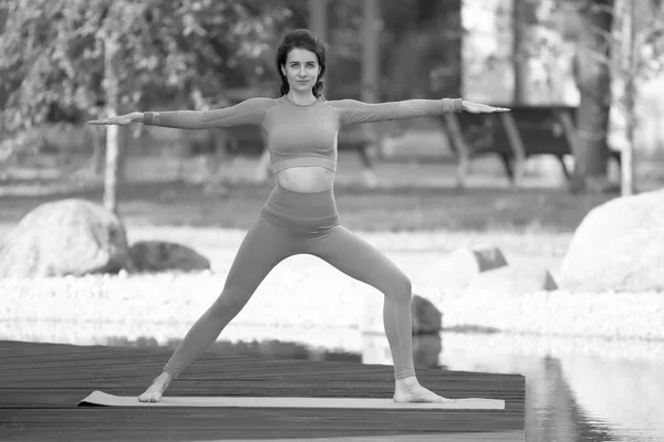 漂亮的年轻女子在户外运动瑜伽 — 图库照片