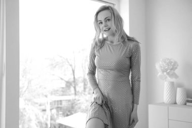 Uzun elbiseli güzel sarışın kadın.