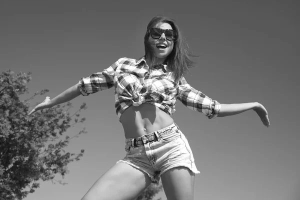 Jovem Menina Feliz Uma Camisa Calções Ganga — Fotografia de Stock