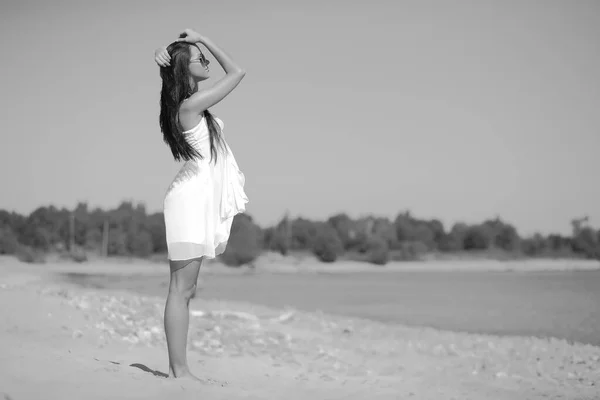 Jovem Magro Menina Vestido Posando Pôr Sol Mar — Fotografia de Stock